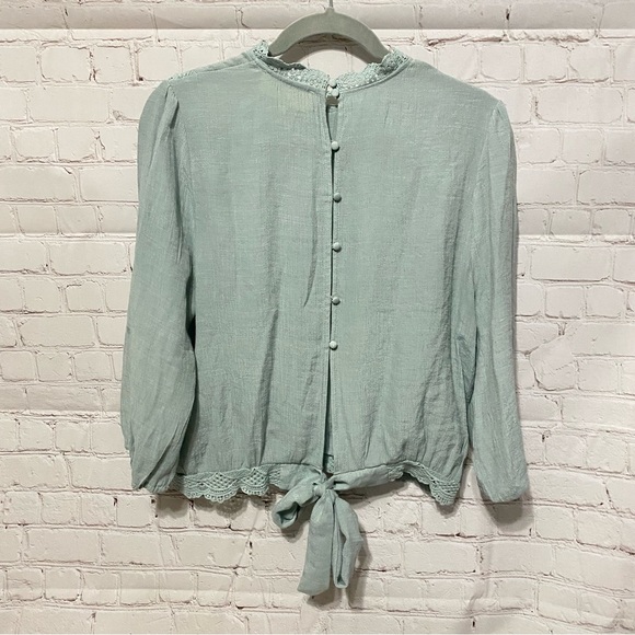 Sweet Wanderer Wmn Light Blue Long Sleeve Lace Ruffle Tie & Button Back Blouse L - Picture 2 of 9